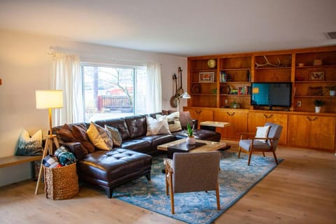 Modern Gorge Lodge House in The Dalles