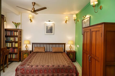 Bed, Library, Photo of the whole room, Bedroom, wardrobe