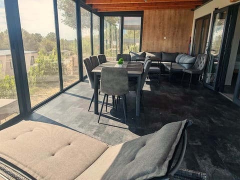 View (from property/room), Seating area, Dining area, Sea view, sunbed