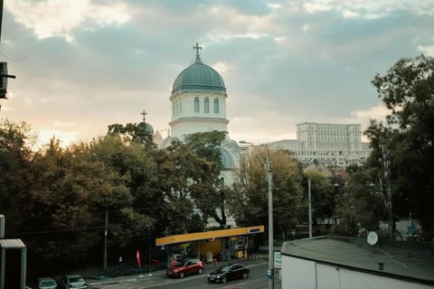 Property building, Nearby landmark, Day, Neighbourhood, City view, Street view, Location