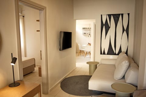 Bed, TV and multimedia, Living room, Photo of the whole room, Seating area, Bedroom