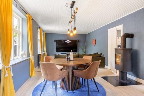 Communal lounge/ TV room, TV and multimedia, Dining area, fireplace