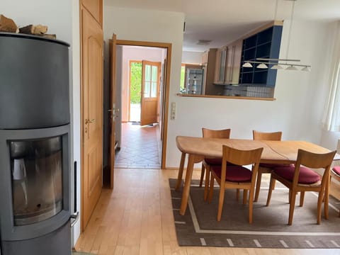 Living room, Seating area, Dining area, oven, pet friendly
