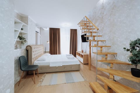 Bed, TV and multimedia, Photo of the whole room, Bedroom, towels, air conditioner