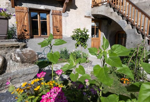 Property building, Garden, Balcony/Terrace, Garden view