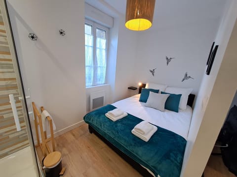 Bed, Bedroom, towels