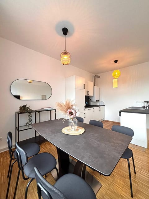 Kitchen or kitchenette, Seating area, Dining area
