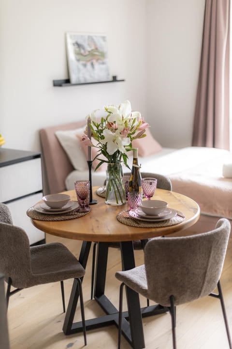 Seating area, Dining area