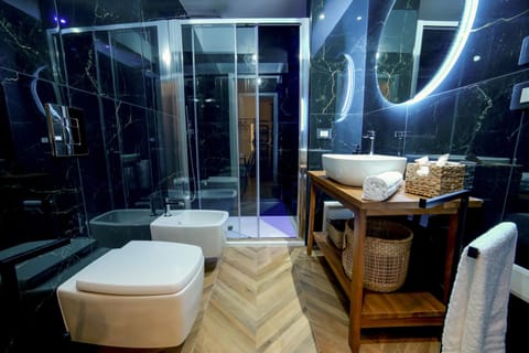 Shower, Toilet, Bathroom, towels