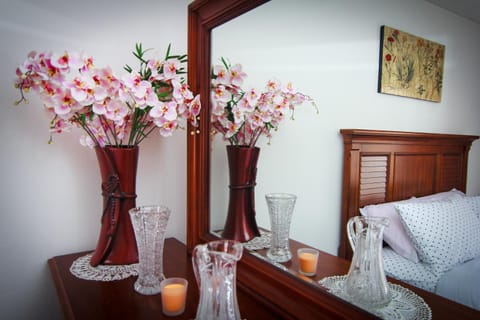 Photo of the whole room, Decorative detail