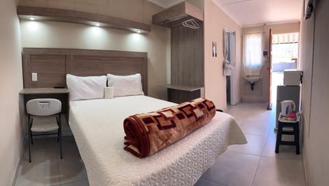 Shower, Toilet, Bed, Bathroom, TV and multimedia, Coffee/tea facilities, Photo of the whole room, Area and facilities, towels