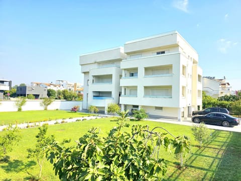 Property building, Spring, Day, Natural landscape, Garden, Garden view, Location, Parking