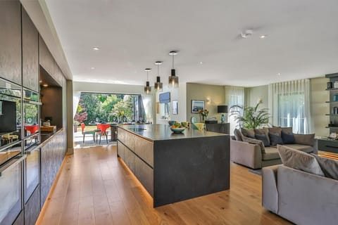 Avon House - modern family home House in Ringwood