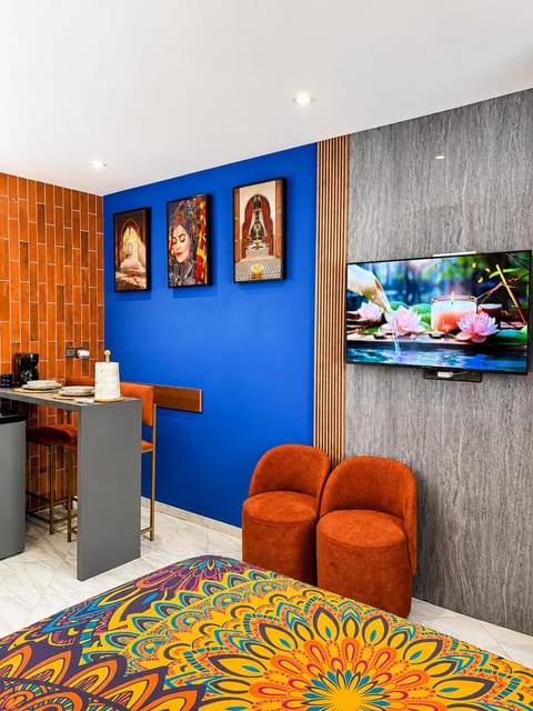 TV and multimedia, Living room, Seating area, Evening entertainment