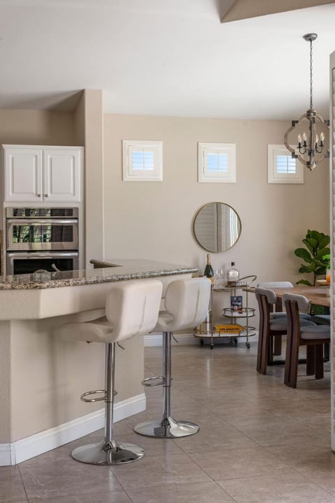 Seating area, Dining area, minibar