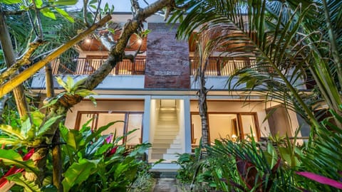 Property building, Spring, Day, Garden, View (from property/room), Balcony/Terrace, Garden view