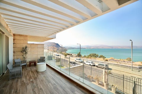 View (from property/room), Balcony/Terrace, Lake view