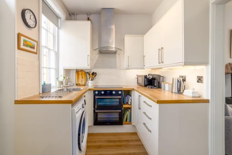 Coffee/tea facilities, Kitchen or kitchenette, oven, pet friendly, toaster, washing machine