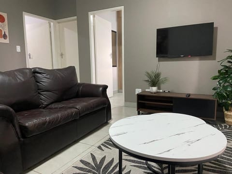 Communal lounge/ TV room, TV and multimedia, Living room, Seating area, Evening entertainment