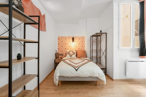 Nearby landmark, Bed, Photo of the whole room, Bedroom, internet