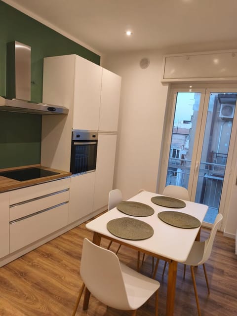 Kitchen or kitchenette, Dining area, oven, stove