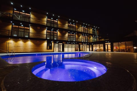 Property building, Restaurant/places to eat, Communal lounge/ TV room, Facade/entrance, Massage, Sauna, Steam room, Balcony/Terrace, Pool view, Swimming pool, Sunset, Open Air Bath