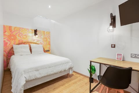 Bed, TV and multimedia, Photo of the whole room, Bedroom