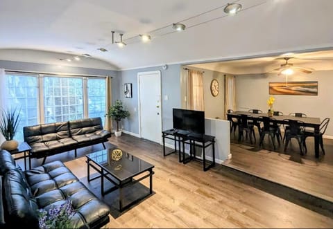 TV and multimedia, Living room, Seating area, Dining area