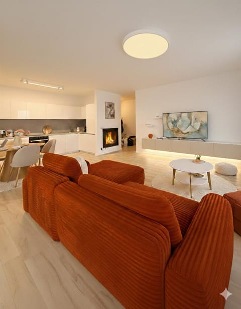 TV and multimedia, Kitchen or kitchenette, Living room, Seating area, Dining area