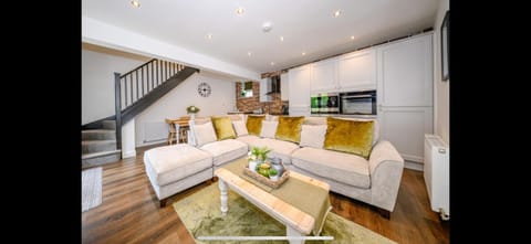TV and multimedia, Kitchen or kitchenette, Living room, Seating area, Dining area