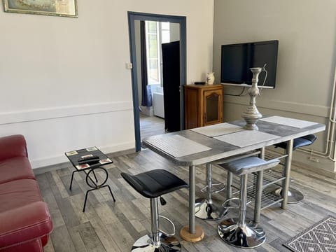 TV and multimedia, Living room, Seating area, Dining area