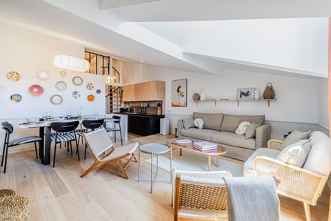 Kitchen or kitchenette, Living room, Seating area, Dining area