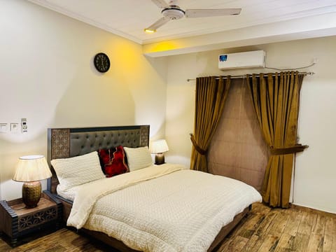 Bed, Photo of the whole room, Bedroom, fireplace