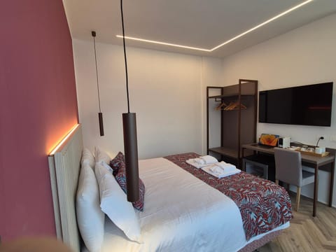 Bed, TV and multimedia, Photo of the whole room, Seating area, Bedroom, towels