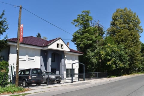 Property building, Day, Neighbourhood, Street view, Parking