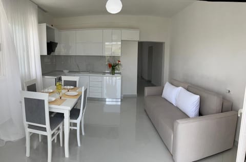 Kitchen or kitchenette, Seating area, Dining area, oven, stove