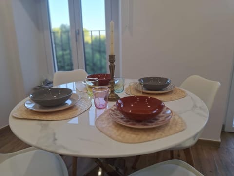 Living room, Food and drinks, Seating area, Dining area, Food