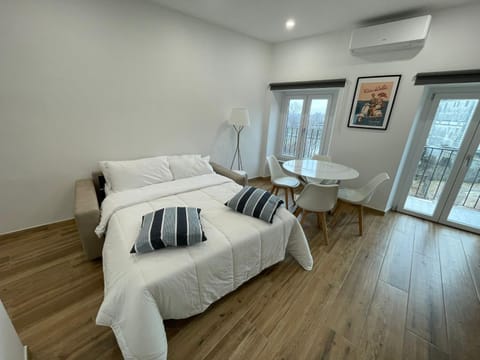 Bed, Living room, Guests, group of guests