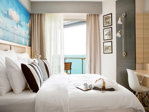 Photo of the whole room, Sea view