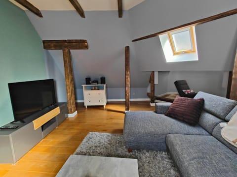 TV and multimedia, Living room, Seating area, Evening entertainment