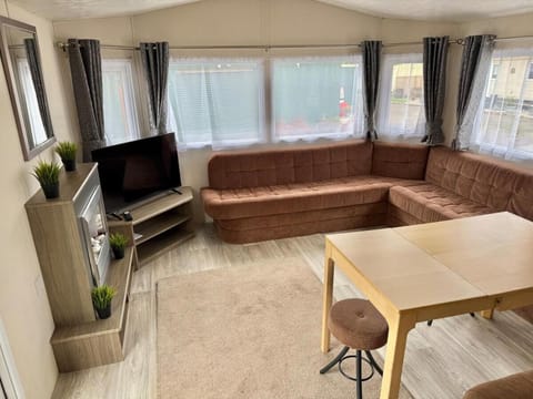 Four-bed Delta Caravan, Uddingston, Glasgow Located in Uddingston, Glasgow at Maryville Caravan Site Apartment in Glasgow