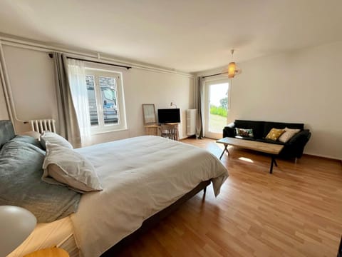 Photo of the whole room, Bedroom