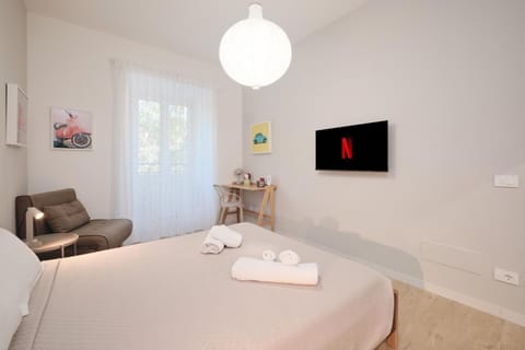 Bed, TV and multimedia, Living room, Photo of the whole room, Seating area, Bedroom, towels