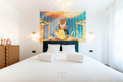 Photo of the whole room, Decorative detail