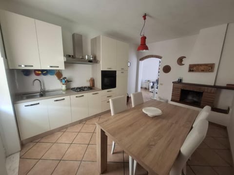 Kitchen or kitchenette, Dining area, oven