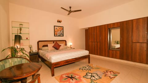 Photo of the whole room, Bedroom, wardrobe