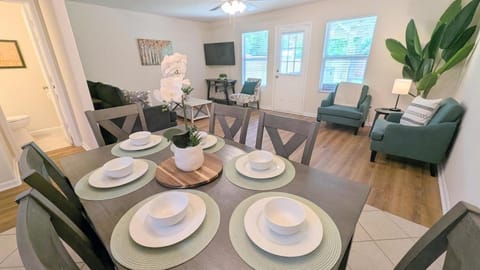 TV and multimedia, Living room, Seating area, Dining area