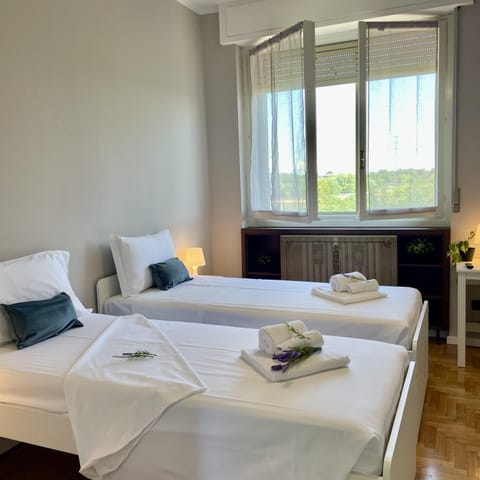 Bed, Photo of the whole room, Bedroom, towels