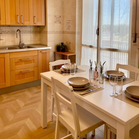 Kitchen or kitchenette, Dining area, stove