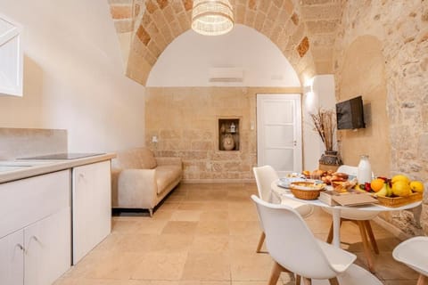 TV and multimedia, Living room, Food and drinks, Seating area, Dining area